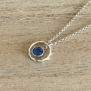 Collier pierre de naissance de septembre éternité en argent sterling, pierre de naissance Swarovski saphir, collier anneau torsadé personnalisé, cadeau pour elle, Royaume-Uni