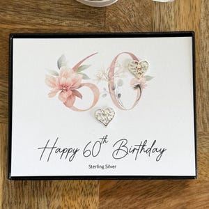 60. Sterling Silber Herz Ohrstecker, zierliche Herz Ohrringe, 60. Geburtstagsgeschenk, Minimalist Ohrringe für Frauen, Geschenkbox, Zitat Karte, UK