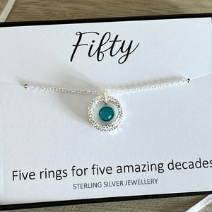 Collana in argento sterling per il 50° compleanno, cinque decenni straordinari, collana a 5 cerchi, gioiello personalizzato con pietra portafortuna, regalo per il 50° compleanno, Regno Unito
