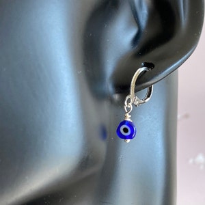 Delikatne kolczyki Evil Eye Huggie Hoop, Ochrona - Biżuteria na szczęście, Kolczyki Evil Eye Hoop, Tureckie oko, Prezent dla niej, Biżuteria świąteczna, Wielka Brytania