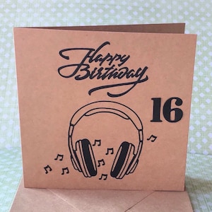 Tarjeta de cumpleaños con auriculares, tarjeta de cumpleaños, para amantes de la música, diseño de auriculares, papel kraft marrón, interior en blanco, tarjeta personalizada, tienda del Reino Unido