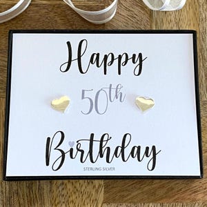 50. Sterling Silber Herz Ohrstecker, zierliche Herz Ohrring, 50. Geburtstagsgeschenk, Minimalist Ohrringe für Frauen, Geschenkbox, Zitat Karte, UK