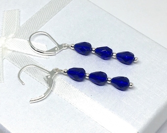 Boucles d'oreilles pendantes en verre bleu cobalt, boucles d'oreilles en forme de larme à facettes bleu argenté, crochets d'oreilles à levier, crochets d'oreilles en argent sterling, boutique au Royaume-Uni, idée cadeau