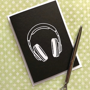 Carte de joyeux anniversaire casque, carte personnalisée, amateurs de musique, conception de casque, intérieur vierge, carte noir et blanc, boutique Royaume-Uni