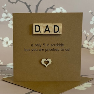Tarjeta de cumpleaños para papá: "Eres invaluable para nosotros", tarjeta de madera con fichas de Scrabble para papá, tarjeta Kraft rústica reciclada, hecha a mano en el Reino Unido.