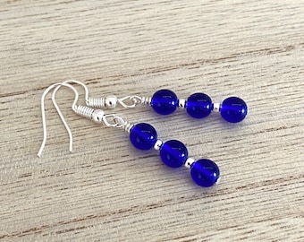 Boucles d'oreilles élégantes en verre bleu cobalt, boucles d'oreilles bleu argenté, fils d'oreilles en argent sterling, cadeau d'anniversaire pour elle, meilleur ami, Royaume-Uni