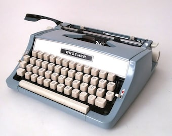 Vintage typewriter Brother, 1960 / 70s travel typewriter, portable retro typewriter