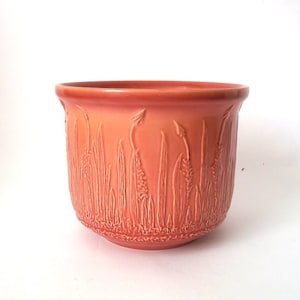 Ceramic plant pot with reed relief, dusty pink planter, mid century modern home decor, bamboo style with grass relief