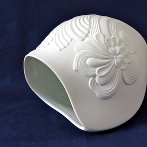 Large matte white bisque porcelain vase - AK Kaiser Germany- Design Manfred Frey - floral base relief - vintage wedding - hostess gift
