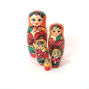 Nesting doll matryoshka dolls, hand painted wooden dolls babushka, russian vintage, 70/60s Zagorsk folk art, mid century wooden nesting doll
