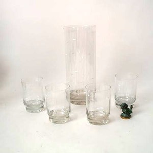 Vintage carafe set with 4 matching glasses, clear glass carafe with white stripe decor, mid century pitcher set, mcm vintage carafe set