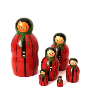 Nesting doll, matryoshka dolls, hand painted wooden dolls, babushka, russian vintage, 70s Zagorsk folk art, mid century wooden nesting doll
