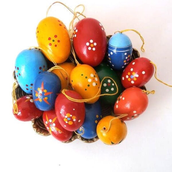 Vintage Erzgebirge easter eggs, set of 15 wooden hanging ornaments, hand painted wooden easter eggs, german folk art GDR ore mountains