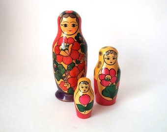 Nesting doll, matryoshka dolls, hand painted wooden dolls, babushka, russian vintage, 60s Zagorsk folk art, mid century wooden nesting doll