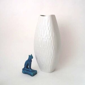 XL vintage white glazed porcelain vase op art Alboth Kaiser, mid century modern white glazed  porcelain vase, op art vase 70s