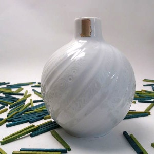 Vintage white glazed porcelain vase Ak Kaiser, mid century modern porcelain vase, white glazed op art vase 70s, spherical vase solifleur wgp