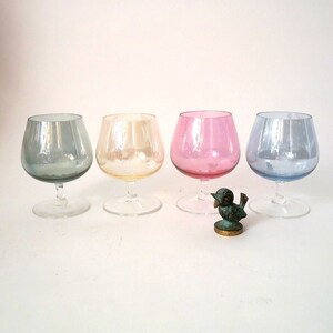 Set of 4 pastel colored vintage cognac glasses, small iridescent liqueur glass, , vintage barware, mcm 50s / 60sglasses retro party