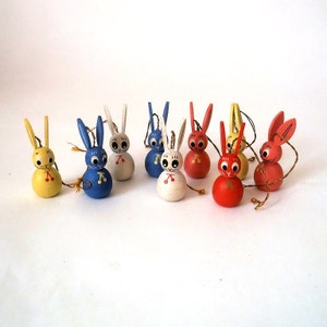 Vintage easter mini rabbits hanging ornaments, wooden easter decor german folk art Erzgebirge, ore mountains GDR easter bunny rabbit