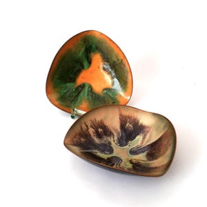 Vintage enamel bowl with little stand, mid century enamel plate, business card dish, jewelry dish GDR enamel Fischland, mcm trinket tray