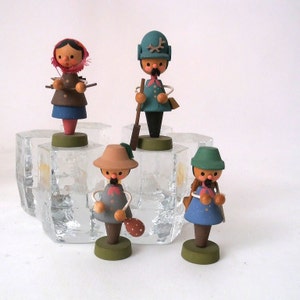 Vintage wooden ore mountain figurines in the forest: hunter, forest workers German traditional folk art ore mountain wood art Germany
