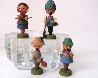 Vintage wooden ore mountain figurines in the forest: hunter, forest workers German traditional folk art ore mountain wood art Germany