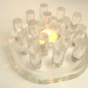 Könnte beinhalten: Ein Set aus drei Keramikbechern mit gesprenkelter, matter Oberfläche. Die Becher sind in Creme-, Hellgrau- und Dunkelgrautönen gehalten. Jeder Becher hat ein schlichtes, minimalistisches Design und einen abgerundeten Henkel.