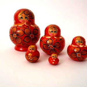 Nesting doll, matryoshka dolls, hand painted wooden dolls, babushka, russian vintage, 70s Zagorsk folk art, mid century wooden nesting doll