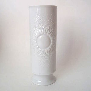 Vintage white glazed porcelain vase Ak Kaiser, mid century white glazed porcelain vase, white op art vase 70s, wgp white vintage vase, 60s