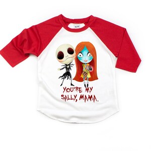 Puede incluir: Camiseta de estilo b&eacute;isbol blanca y roja con una imagen de dibujos animados de Jack Skellington y Sally de la pel&iacute;cula Pesadilla antes de Navidad. El texto "You're my Sally, Mama." est&aacute; impreso en la camiseta.