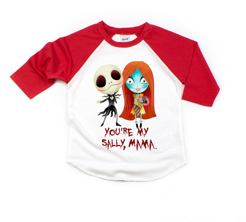 Puede incluir: Camiseta de estilo b&eacute;isbol blanca y roja con una imagen de dibujos animados de Jack Skellington y Sally de la pel&iacute;cula Pesadilla antes de Navidad. El texto "You're my Sally, Mama." est&aacute; impreso en la camiseta.