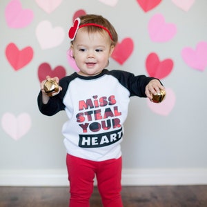 Mädchen Valentinstag Shirt, Kleinkind Valentinstag Shirt, Valentinstag Shirt Kinder, Baby Valentinstag Shirt, Büffel kariert, Valentinstag Raglan