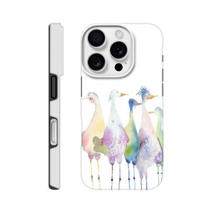 Könnte beinhalten: Eine weiße Smartphone-Hülle mit einer Aquarellillustration von fünf stilisierten Vögeln, die in einer Reihe stehen. Die Vögel sind in sanften Pastelltönen wie Gelb, Rosa, Violett, Blau und Grün gehalten und haben dünne Beine und lange Hälse.