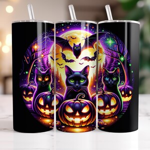 Peut inclure: Trois chats noirs aux yeux verts brillants sont entourés de citrouilles et de chauves-souris. Les chats sont assis sur un fond noir avec une pleine lune et des étoiles. L'image est sur un gobelet noir et blanc.