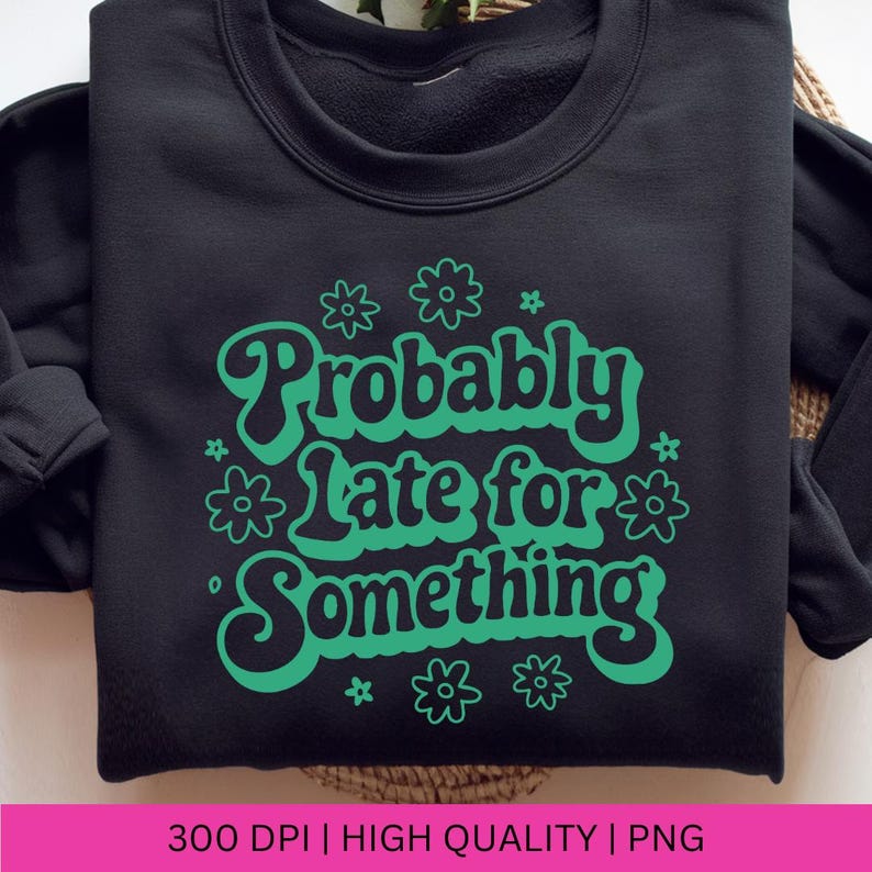 Puede incluir: Sudadera negra con un gr&aacute;fico verde que dice "Probably Late for Something" en una fuente retro. El gr&aacute;fico est&aacute; rodeado de peque&ntilde;as flores verdes.