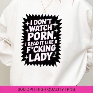 Pu&ograve; includere: Felpa bianca con grafica in bianco e nero. La grafica recita "I DON'T WATCH PORN. I READ IT LIKE A F*CKING LADY" in un carattere audace. Il design &egrave; incorniciato da un bordo nero frastagliato con accenti di stelle bianche.