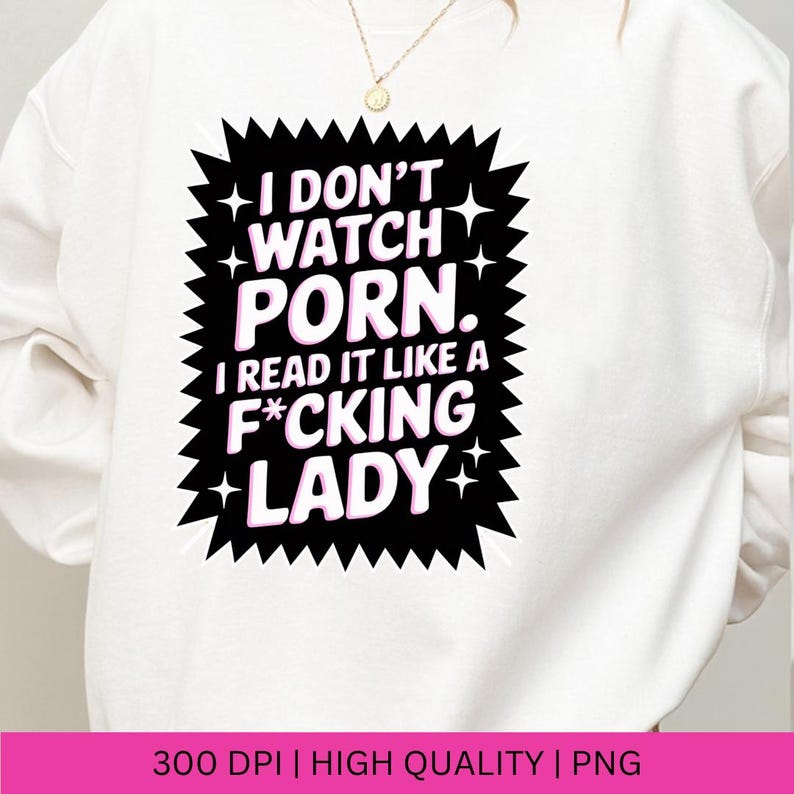 Pu&ograve; includere: Felpa bianca con grafica in bianco e nero. La grafica recita "I DON'T WATCH PORN. I READ IT LIKE A F*CKING LADY" in un carattere audace. Il design &egrave; incorniciato da un bordo nero frastagliato con accenti di stelle bianche.