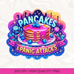 Può includere: Un adesivo colorato con una pila di pancake ricoperti di sciroppo rosa e mirtilli. Il testo "Pancakes & Panic Attacks" è scritto su uno striscione giallo.