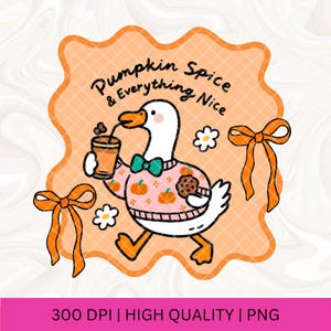 Peut inclure: Illustration d'une oie blanche portant un pull rose avec des citrouilles, tenant une boisson et un biscuit. Le texte "Pumpkin Spice & Everything Nice" est affiché sur un fond orange avec des nœuds et des fleurs décoratifs.