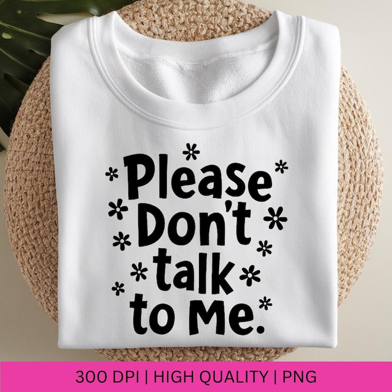 Puede incluir: Sudadera blanca con texto negro que dice "*Please Don't *talk* to Me.*" con peque&ntilde;os s&iacute;mbolos de flores alrededor del texto.