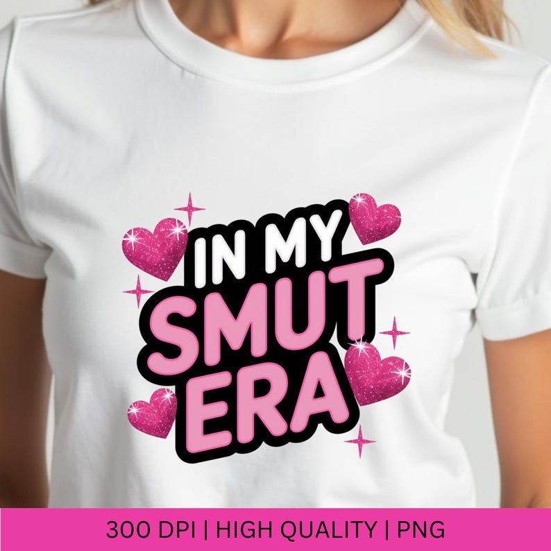 Pu&ograve; includere: T-shirt bianco con la scritta "IN MY SMUT ERA" in rosa e nero, decorata con cuori rosa glitterati e stelle. Un top casual per l'uso quotidiano. Il design &egrave; centrato sul davanti.