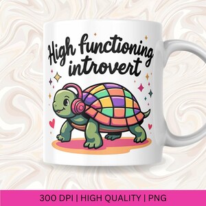Pu&ograve; includere: Una tazza in ceramica bianca con una tartaruga colorata dei cartoni animati che indossa le cuffie e il testo "High functioning introvert".