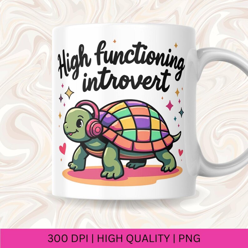 Pu&ograve; includere: Una tazza in ceramica bianca con una tartaruga colorata dei cartoni animati che indossa le cuffie e il testo "High functioning introvert".
