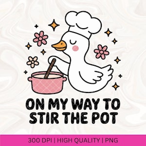 Puede incluir: Ilustración de dibujos animados de un pato blanco con gorro de chef, revolviendo una olla rosa. El texto "ON MY WAY TO STIR THE POT" está debajo. Flores rosas y estrellas doradas rodean al pato. Imagen PNG.