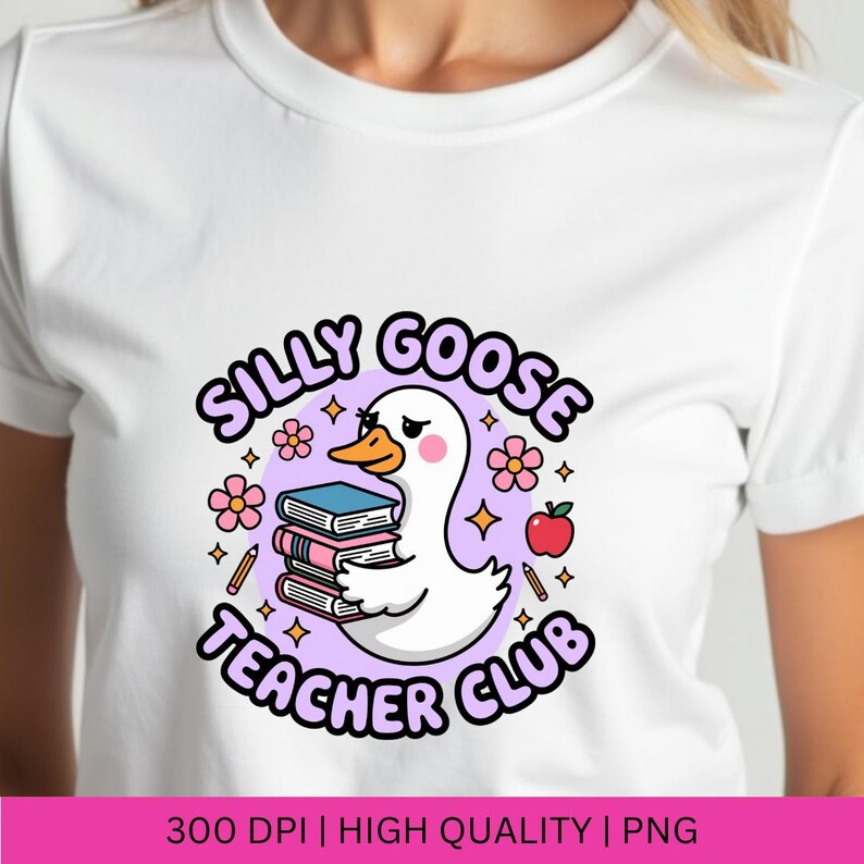 Op de afbeelding: Wit T-shirt met een cartoon gans ontwerp met boeken, met de tekst "Silly Goose Teacher Club" in een paarse cirkel. Het ontwerp bevat bloemen, sterren, potloden en een appel. De afbeelding is gelabeld "300 DPI | HIGH QUALITY | PNG".