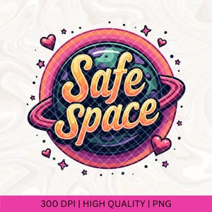 Puede incluir: Una ilustración colorida de un planeta con un anillo a su alrededor. El planeta es rosa, morado y verde. El anillo es rojo y blanco. El texto "Safe Space" está escrito en letras amarillas en el planeta.
