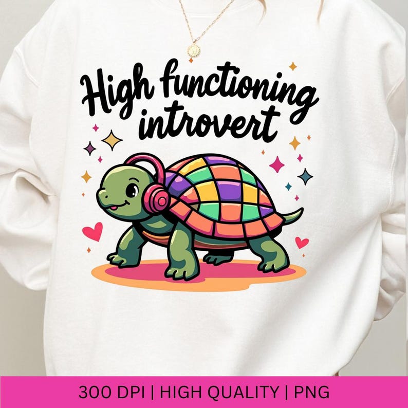 Pu&ograve; includere: Felpa bianca con una tartaruga colorata dei cartoni animati che indossa le cuffie e il testo "High functioning introvert".