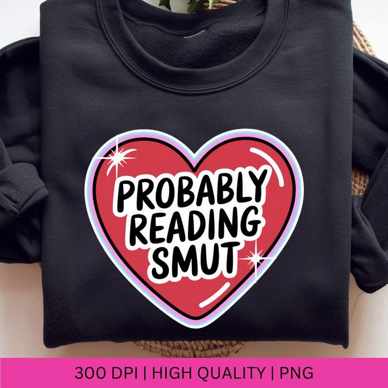 Pu&ograve; includere: Felpa nera con grafica a cuore rosso con la scritta bianca "PROBABLY READING SMUT". Il cuore ha un contorno bianco e azzurro con accenti a stella. In basso all'immagine c'&egrave; la scritta "300 DPI | HIGH QUALITY | PNG".