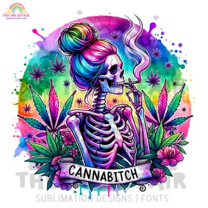 Peut inclure: Une illustration colorée d'un squelette avec des cheveux arc-en-ciel en chignon, fumant un joint et entouré de feuilles et de fleurs de marijuana. Le texte "CANNABITCH" est écrit sur une bannière.