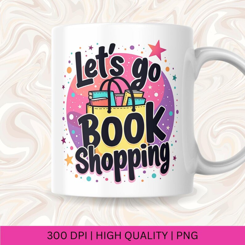 K&ouml;nnte beinhalten: Eine wei&szlig;e Keramiktasse mit einem bunten Design, das eine Einkaufstasche mit B&uuml;chern und dem Text "Let's go book shopping" zeigt.