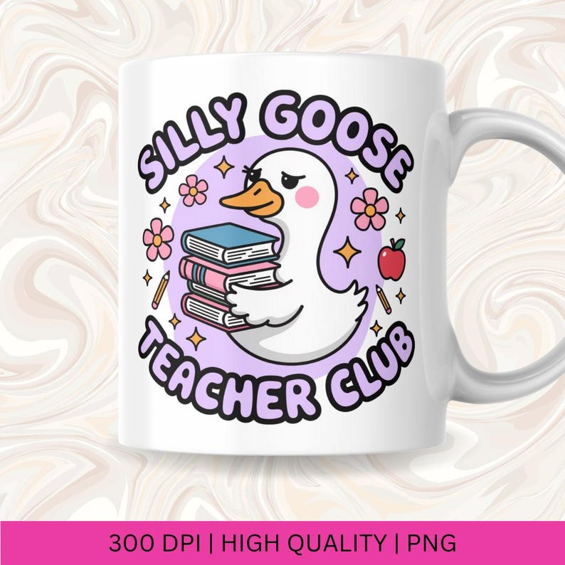 Op de afbeelding: Witte keramische mok met een cartoon gans die boeken vasthoudt, met de tekst "Silly Goose Teacher Club" in paars en wit. Het ontwerp bevat bloemen, sterren, een appel en potloden.